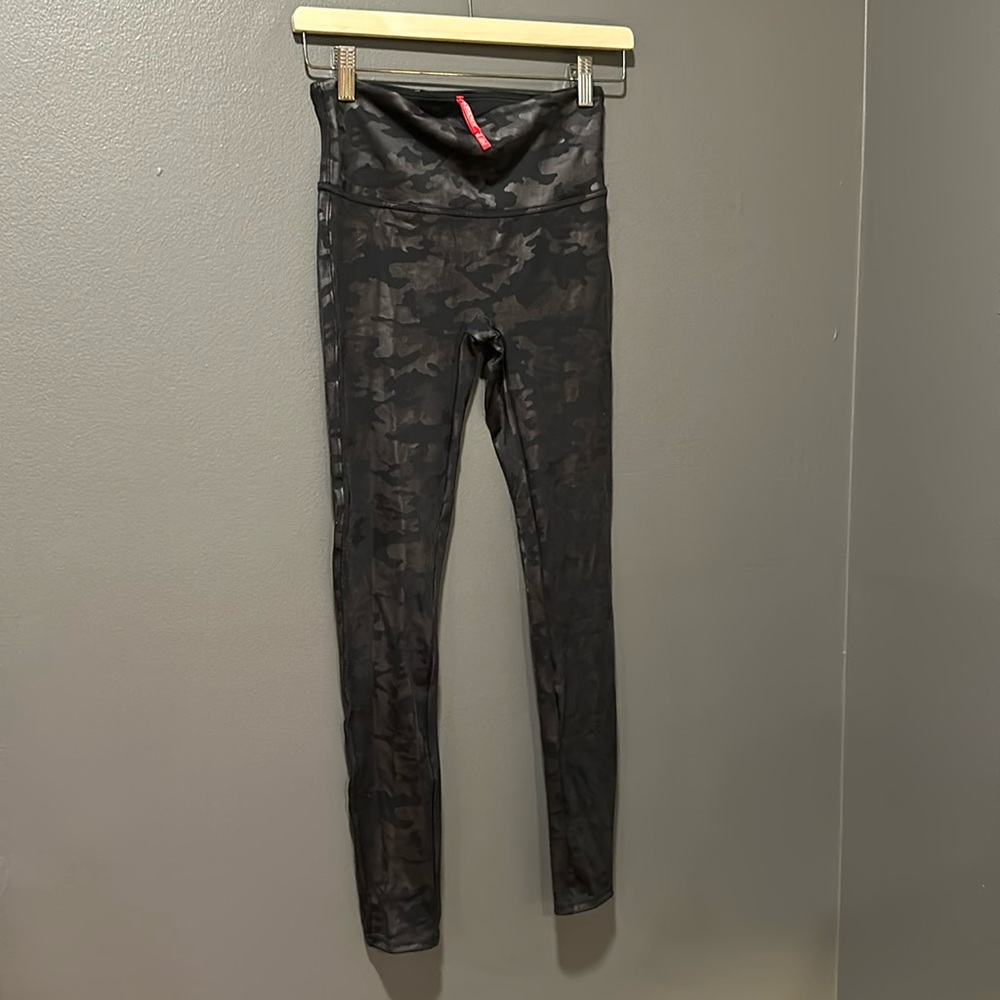 SPANX Faux Leather Camo Leggings Matte Black - Size Medium